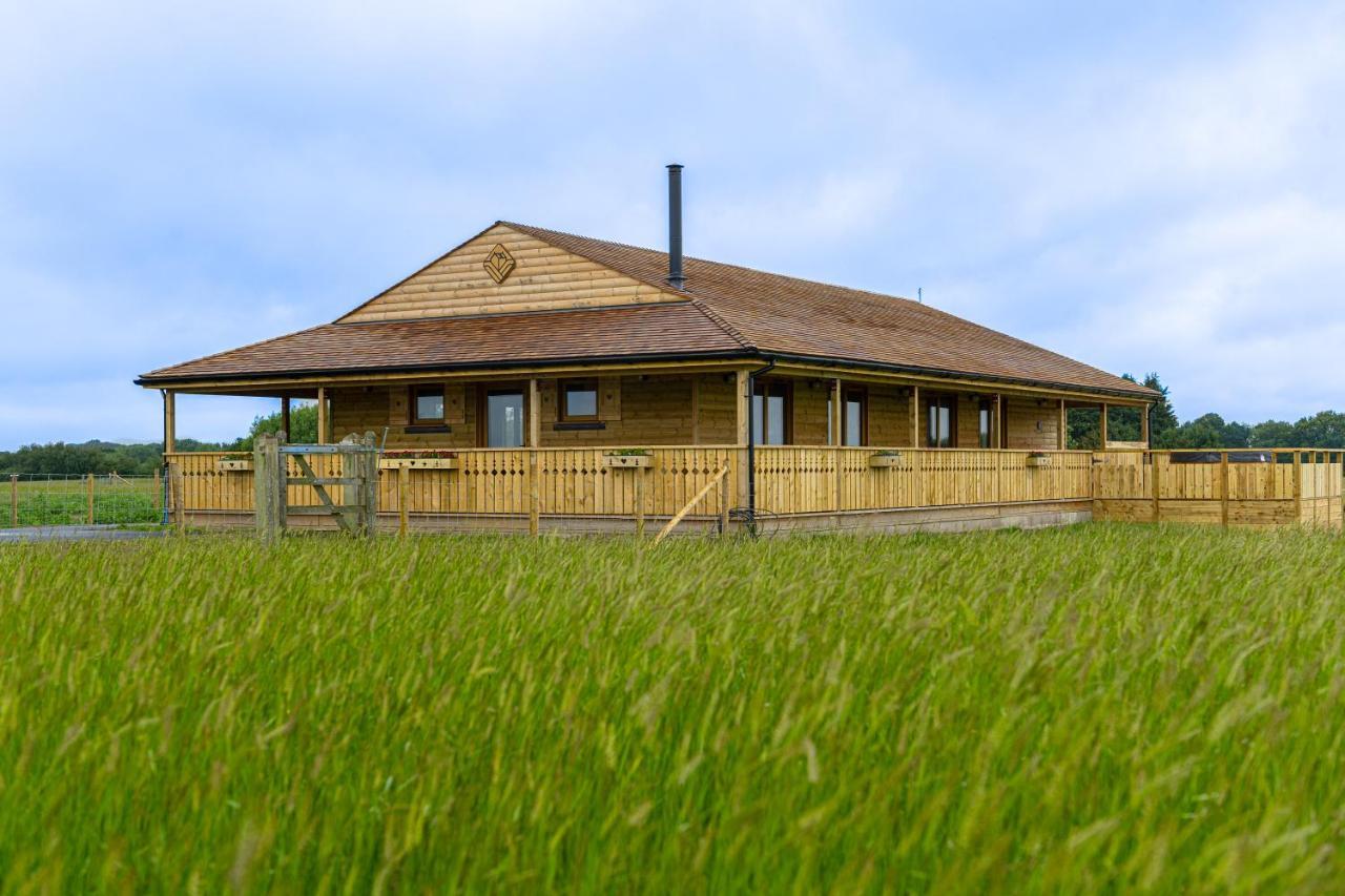 Luxury Log Cabin With A Hot Tub Stone  Экстерьер фото